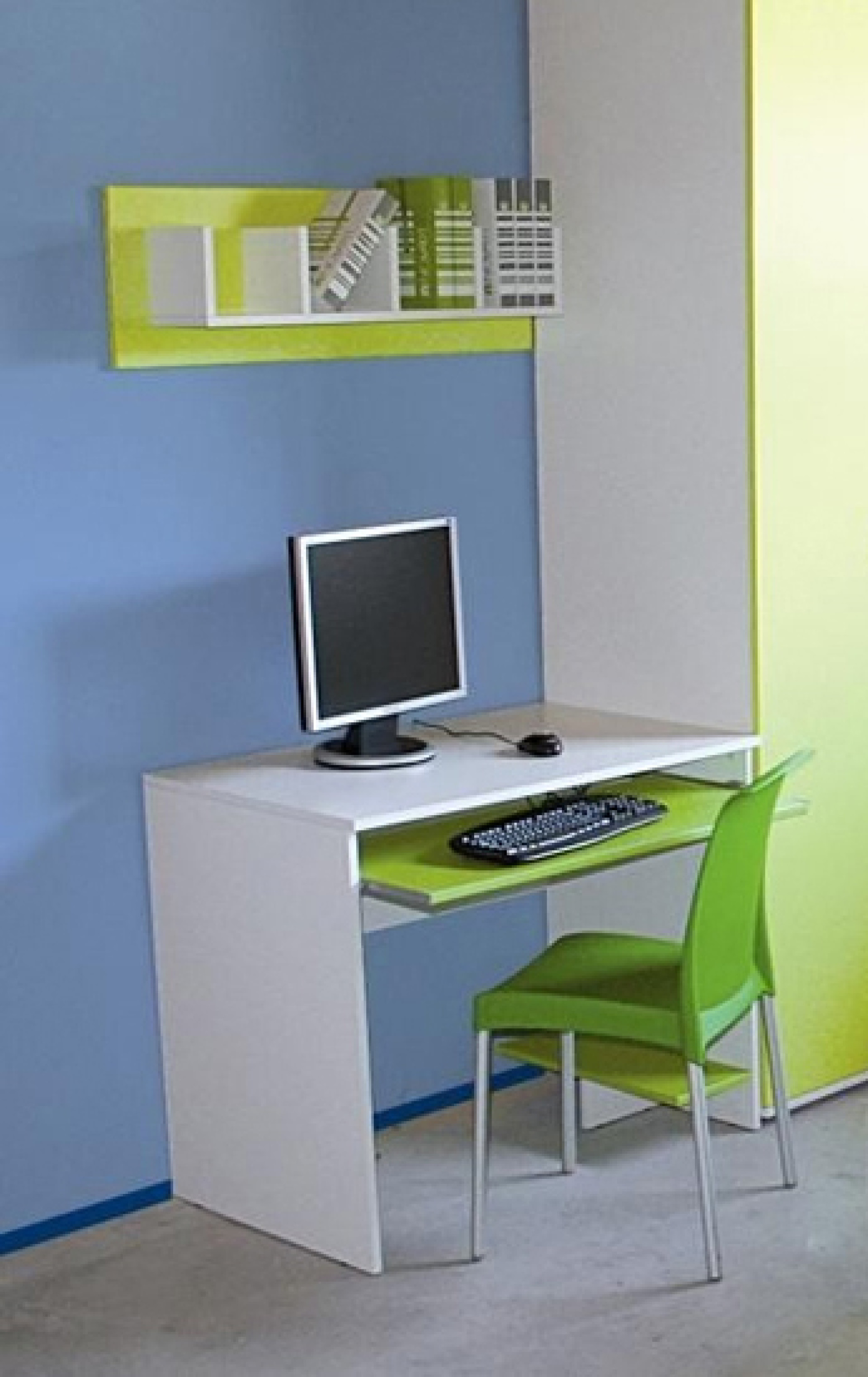 Otroška pisalna miza s polico